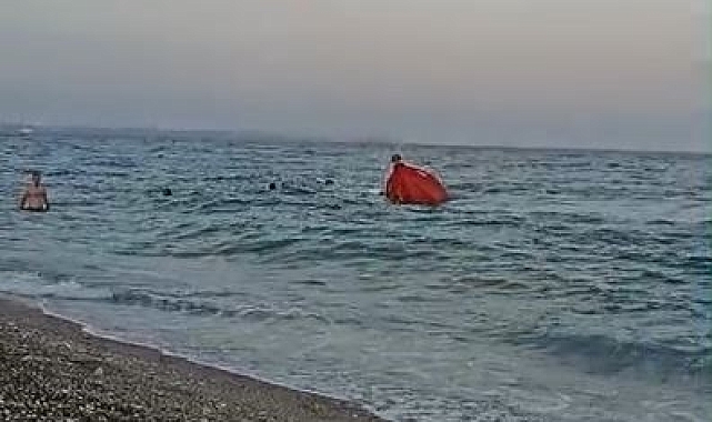 Antalya'da tatilci ailenin teknesi battı: 4 kişi yüzerek kıyıya çıktı