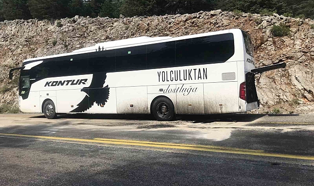Antalya'da yolcu otobüsünün bariyerlere çarptığı kaza ucuz atlatıldı