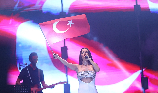 Antalyalılar Zafer Bayramı’nı Simge Sağın’la Kutladı