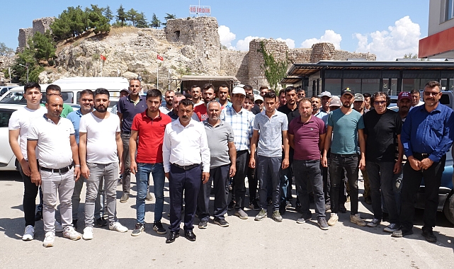 Bahçeleri kuruyan elma üreticileri kaymakamdan su istedi