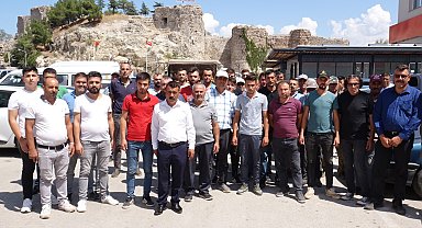 Bahçeleri kuruyan elma üreticileri kaymakamdan su istedi