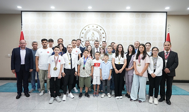 Bakan Tekin, dünya şampiyonu 'Türk Milli Bilgisayar Klavye Takımı'nı kabul etti