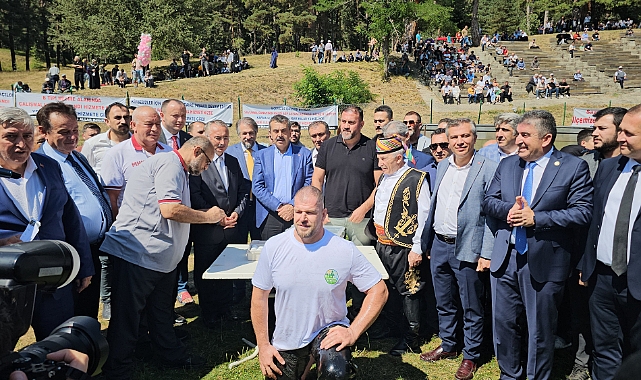 Bakan Tekin, yağlı güreş müsabakalarına katıldı