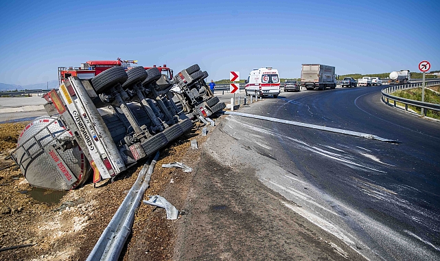 Bariyerlere çarpıp devrilen TIR'ın şoförü yaşamını yitirdi