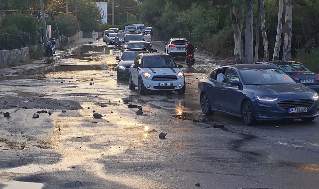 Bodrum'da ana su isale hattı patladı; sürücüler güçlükle ilerledi