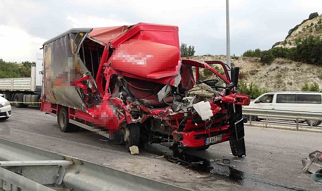 Burdur-Antalya kara yolunda kamyona arkadan çarpan kamyonetteki yolcu hayatını kaybetti