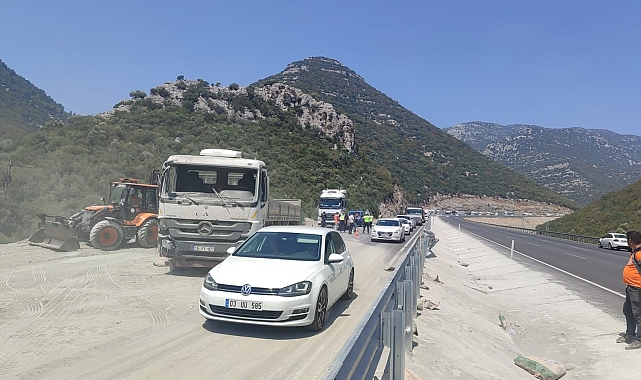 Burdur-Antalya karayolunda tır devrildi, yol trafiğe kapandı