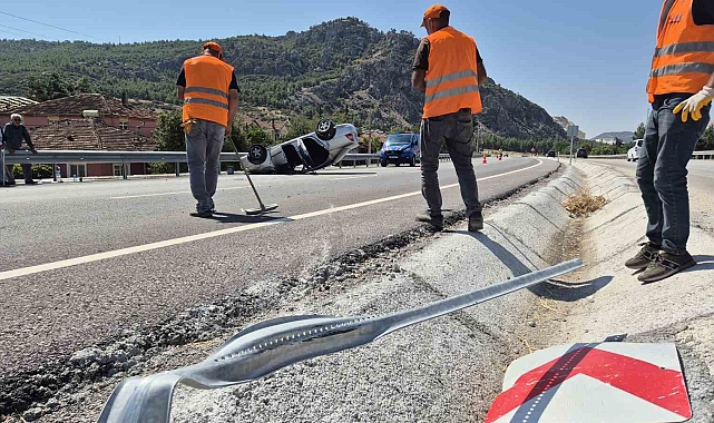 Burdur-Fethiye kara yolunda kontrolden çıkan otomobil takla attı: 2 yaralı