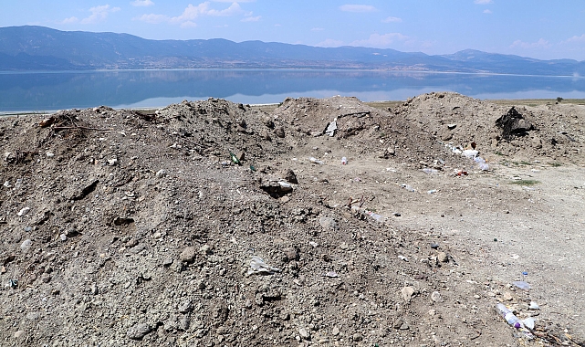 Burdur Gölü kenarına hafriyat dökümüne inceleme