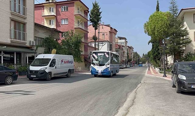 Burdur'da ekmek teknesi halk otobüsünü gelin arabası yaptı, eşiyle birlikte mutluluk turu attı