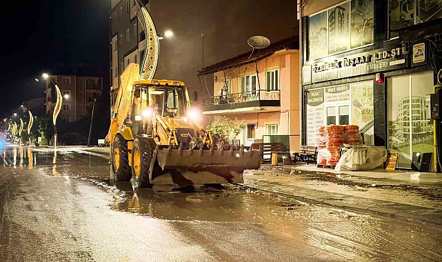 Burdur'da etkili olan sağanak yağış nedeniyle yollar göle döndü