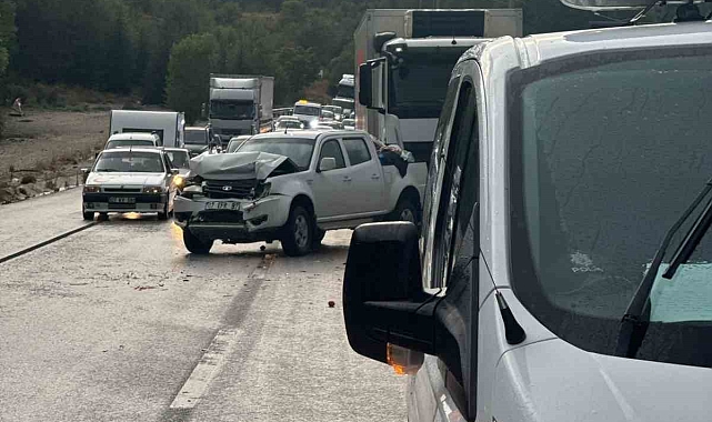 Burdur'da kamyonet önce önündeki tıra, ardından arkasından gelen kamyona çarptı: 4 yaralı