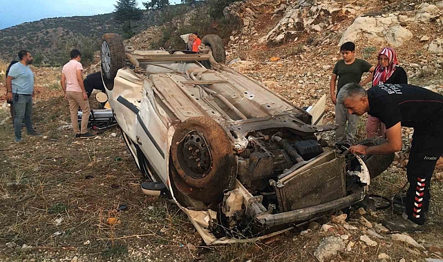 Burdur'da kaygan yolda kontrolden çıkan otomobil şarampole devrildi, 2 yaralı