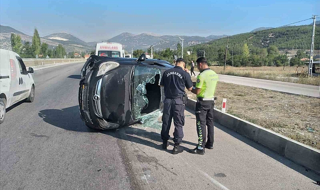 Burdur'da kontrolden çıkan otomobil refüje çarpıp devrildi: 1 yaralı