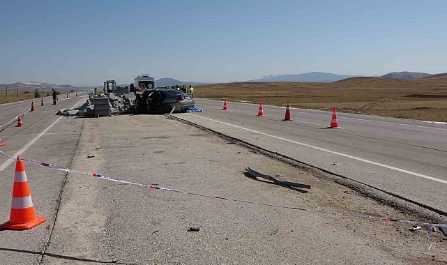 Burdur'da otomobil, refüj yapımı için bırakılan bordür taşı yığınına çarptı: 2 ölü, 1 yaralı