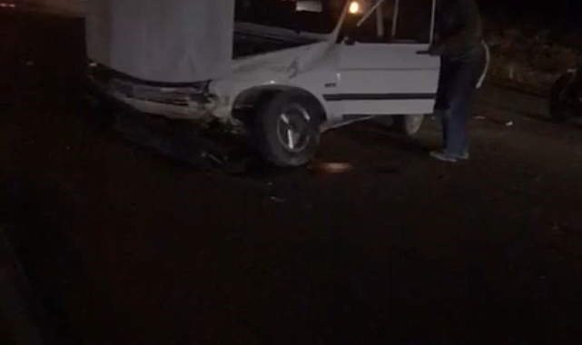 Burdur'da seyir halindeyken manevra yapan otomobil, sol şeritten gelen otomobile çarptı: 5 yaralı