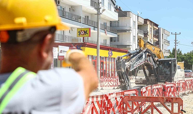Büyükşehir'in 350 milyon TL bütçeli 76 kilometrelik kanalizasyon şebeke hattı çalışması sürüyor