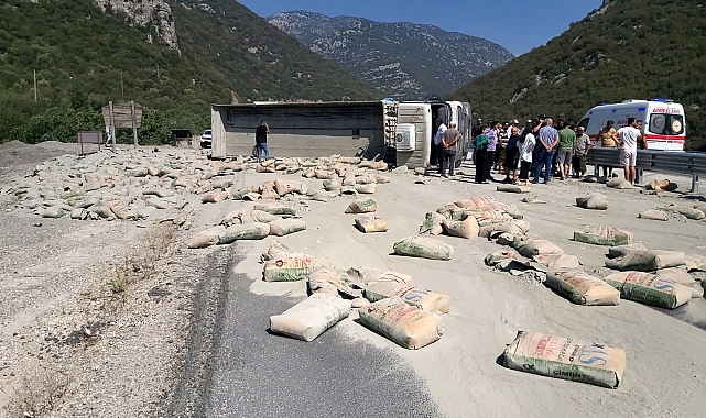 Çimento yüklü TIR devrildi, yol trafiğe kapandı