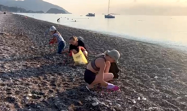 Çıralı'da turistler, plajda temizlik yaptı