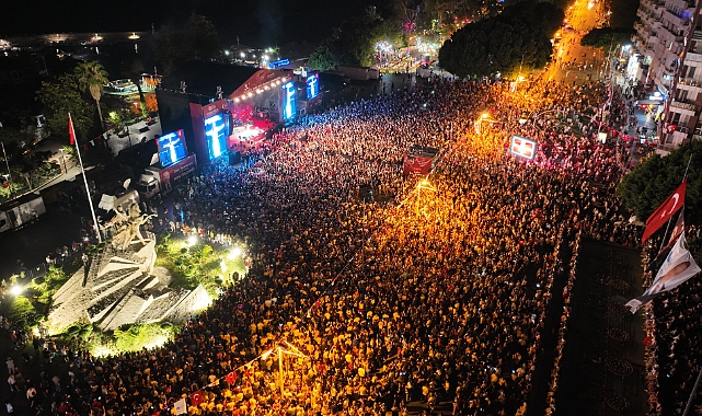 Cumhuriyet Meydanı’nda On Binler Zaferi Kutladı