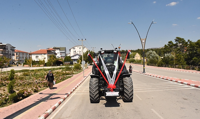 Dev traktörü gelin arabası yaptı