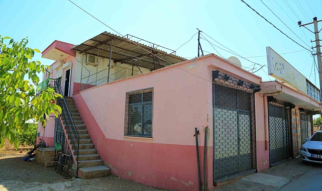 Elektrik direğinden kopan tel demir kapıya düştü, akıma kapılan adam yaralandı