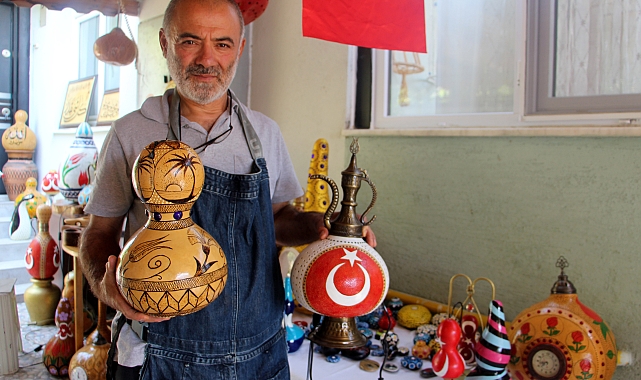 Emekli öğretmen, yetiştirdiği su kabaklarını dekoratif ürünlere dönüştürüyor