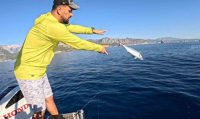 Eşiyle birlikte balık tutan balıkçının zor anı