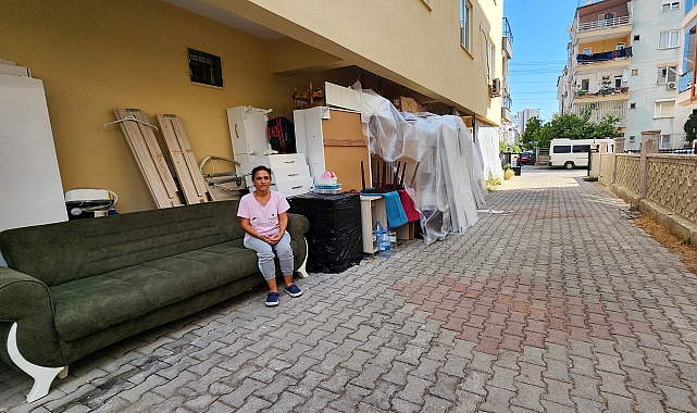 Evden çıkarılan kadın, 12 gündür bahçede yatıp, cami tuvaletini kullanıyor