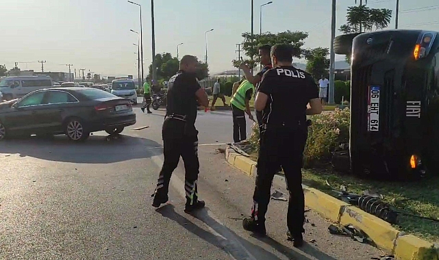Fethiye'de minibüs ile otomobil çarpıştı: 7 kişinin yaralandığı kaza anı kamerada