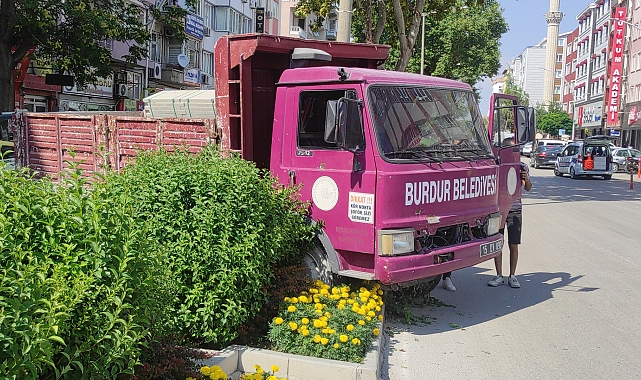 Freni boşalan kamyonet refüje çıktı