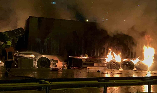 Gişe çıkışında çarpışan tırlar alev alev yandı: 1 ölü, 1 yaralı