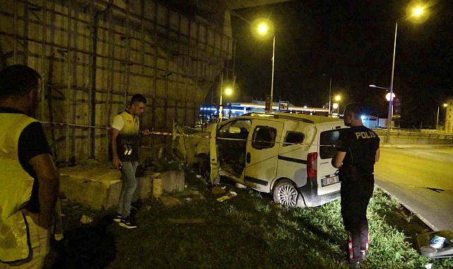 Hafif ticari araç köprülü kavşağın beton ayağına çarptı, motoru paramparça oldu