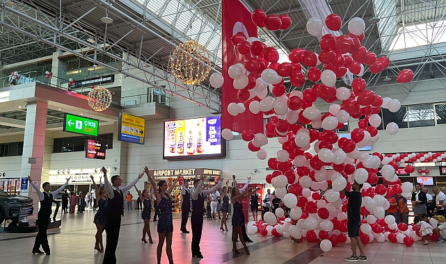 Havalimanında 30 Ağustos kutlamaları
