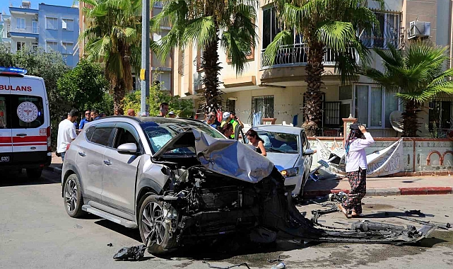İki otomobil kavşakta çarpıştı, sürücüler hava yastığı sayesinde kazayı sıyrıklarla atlattı