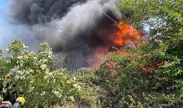 İnşaat malzemeleri bulunan depoda çıkan yangında tedirgin eden patlama
