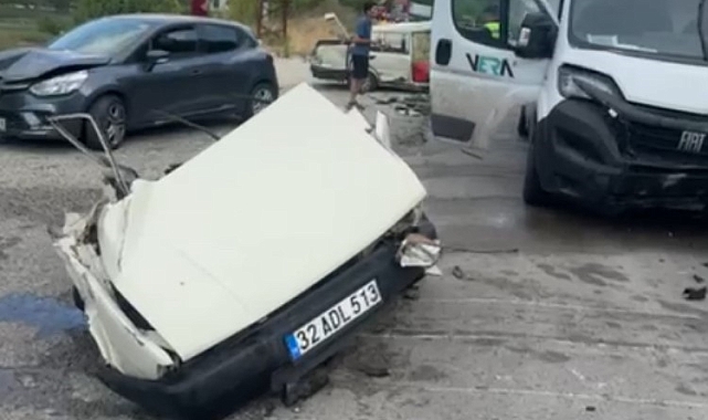 Isparta-Antalya Karayolu'nda 3 aracın karıştığı kazada 7 kişi yaralandı