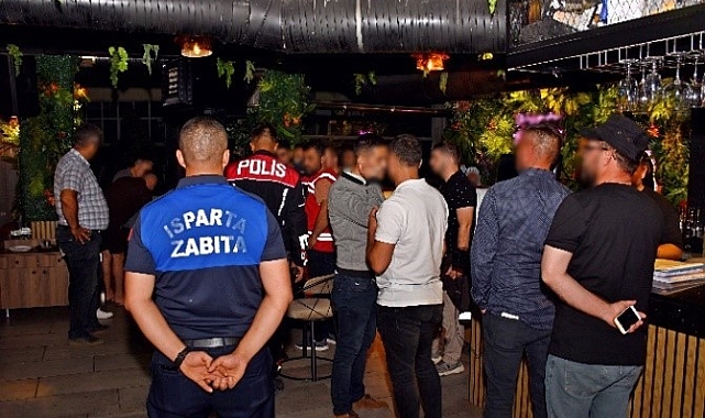 Isparta'da umuma açık alkollü 9 iş yerine işlem yapıldı