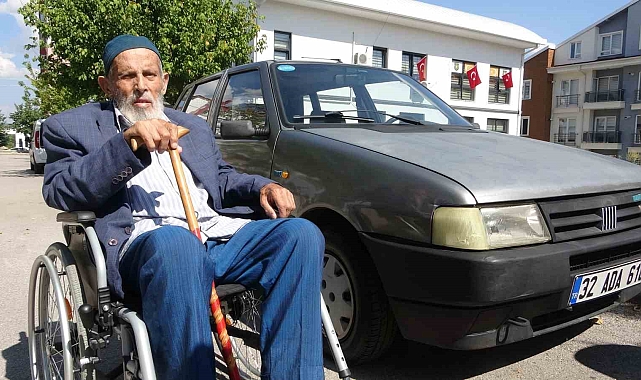 Isparta'da yalnız yaşayan Kadir amca, otomobilini şehit ve gaziler derneğine bağışladı