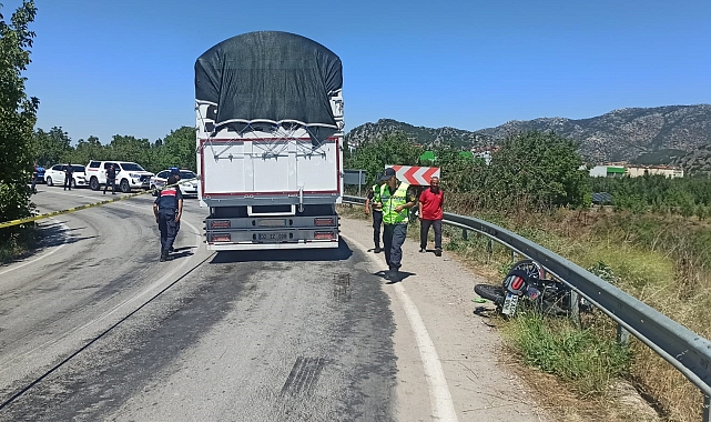 Kamyonla çarpışan motosikletteki Zühtü ile Yiğit öldü