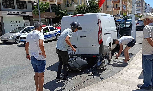 Kaza yapan motosiklet, aracın altından güçlükle çıkarıldı
