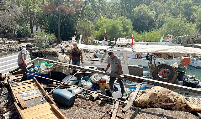 Kemer Balıkçı Barınağı'ndaki kaçak yapılar kaldırıldı