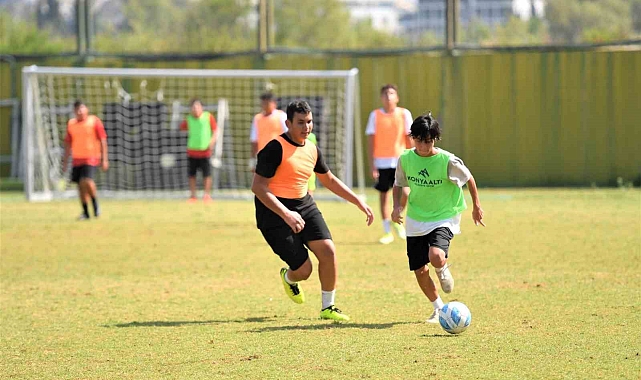 Konyaaltı'nda çocuklar spor yaparak hayatı öğreniyor