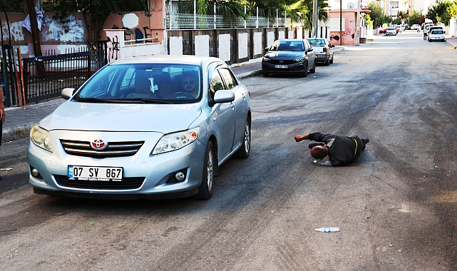 Madde bağımlısı yola yatarak, trafiği kapattı