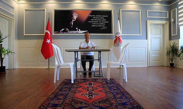 Makam odasına haciz gelen belediye başkanı plastik sandalye ve masada görevine devam ediyor
