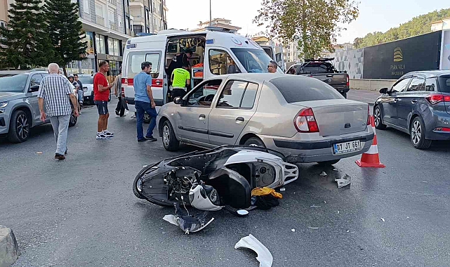 Manavgat'ta otomobil ile motosiklet çarpıştı: 2 yaralı