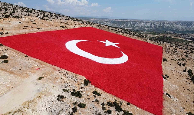 Mersin'de zemine işlenmiş büyük Türk bayrağı boyandı