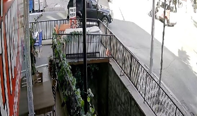 Motosikletle hafif ticari araç çarpıştı, kaza anı kameraya yansıdı