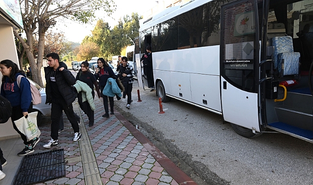 “Öğrencilerimizi ücretsiz taşımaya devam ediyoruz.”