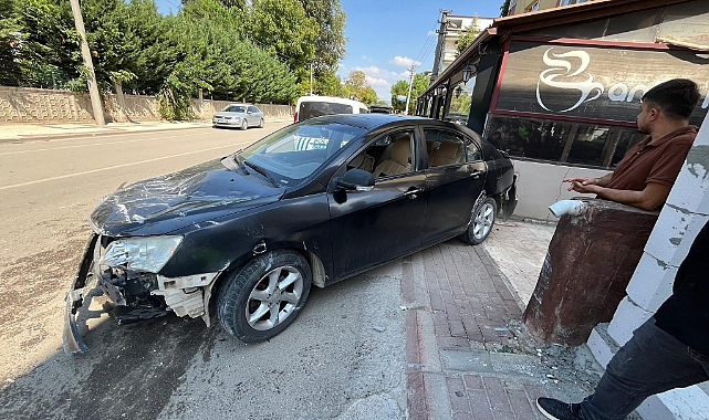 Otomobil, hafif ticari araç ve 2 kafeye çarptı; o anlar kamerada